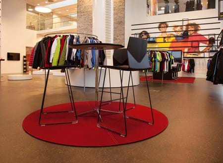 Rødt, rundt filtttæppe i showroom
